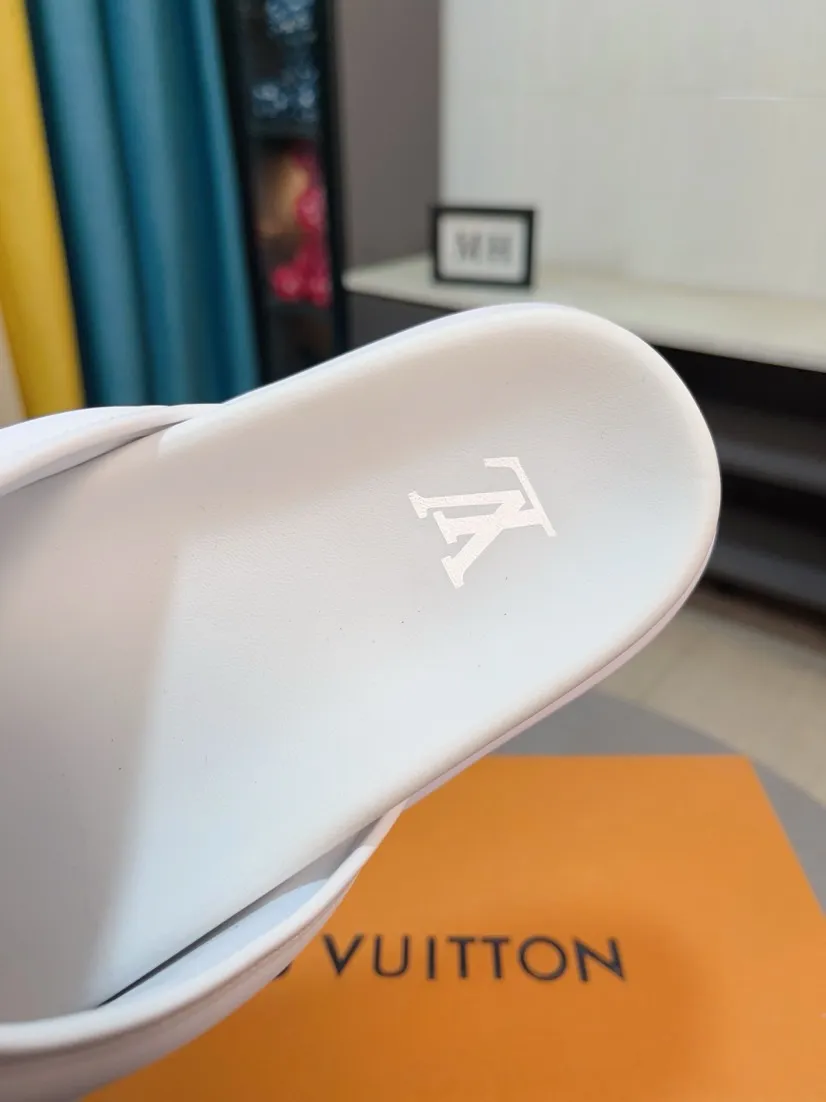 Men's shoes 💰360🌹🌹 (lv-Louis Vuitton) new men's sandals, high-end boutique, exquisite embossed logo decoration on the upper, fine workmanship, super soft soles, casual, loose and comfortable, a must-have in summer! \nsize：38-44
